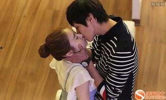 男生亲吻女生嘴视频,校园情侣深情亲吻瞬间曝光